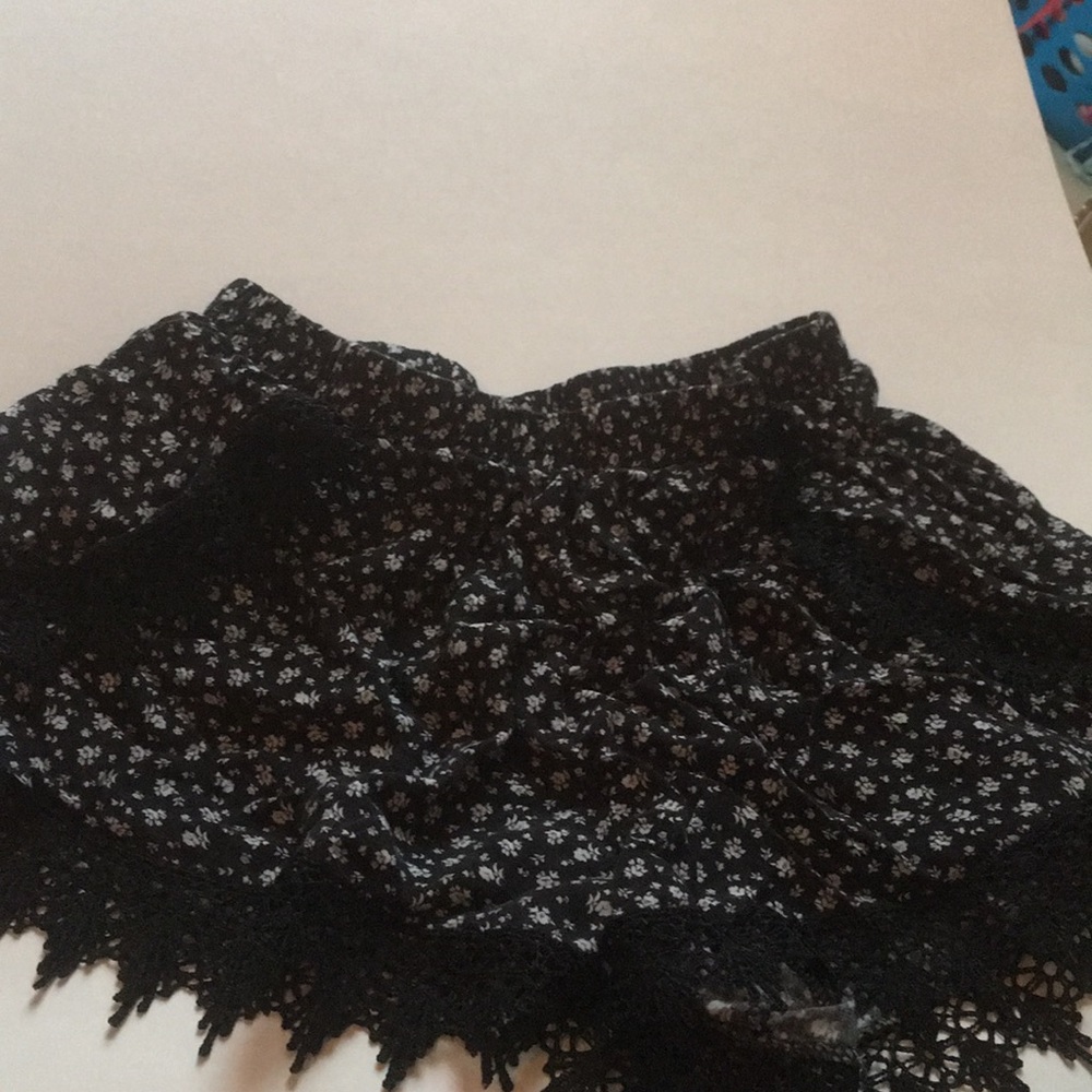 BLACK AND WHITE FLORAL PRINT SHORTS